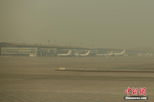 2016年12月31日，雾霾笼罩下的北京首都机场。北京从12月30日零时至2017年1月4日24时持续拉响空气重污染橙色预警。 <a target='_blank' href='http://www.chinanews.com/'>中新社</a>记者 崔楠 摄