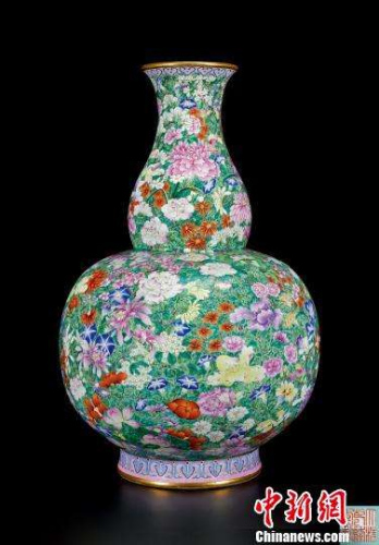 乾隆大花瓶拍出2242.5万19世纪被盗至英国(图)-中国新闻网
