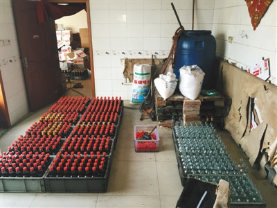 1月11日，天津独流镇，一户生产假酱油的村民家中，地上摆满灌装好还没有贴标签的瓶装假酱油、等待灌装的空瓶子和勾兑假酱油所用的大塑料桶。