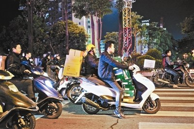 每天晚上9点之后，满街都是忙着拿货的摩托车
