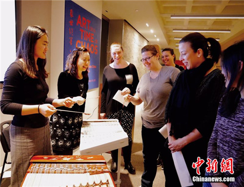 刘月宁、米炫晔在纽约华美协进社与教师们交流。