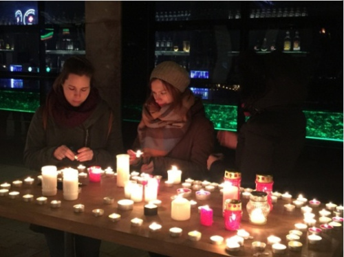1月23日匈牙利全国哀悼日当晚，许多中学生在布达佩斯市中心伊丽莎白广场点起追思蜡烛。（匈牙利欧洲华通社 李震 摄影 ）