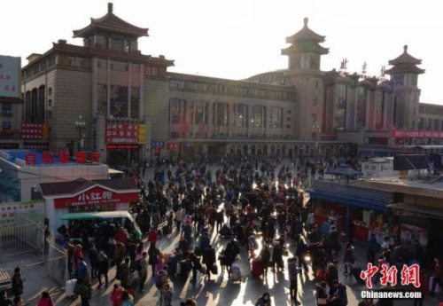  资料图：1月23日，乘客准备进入北京站。中新社记者 刘关关 摄 