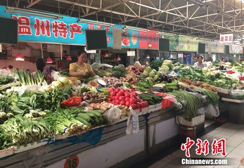 北京西城区某农贸市场内的蔬菜摊位。<a target='_blank' href='http://www.chinanews.com/' >中新网</a> 种卿 摄