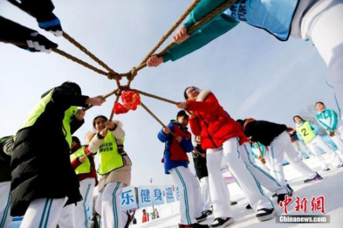 北京玉渊潭公园举办冰雪运动会，40多名学生在雪地上体验多种趣味运动项目。 <a target='_blank' href='http://www.chinanews.com/'>中新社</a>记者 杜洋 摄