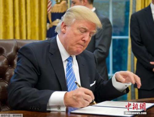 特朗普23日签署行政命令，正式宣布美国退出跨太平洋伙伴关系协定(TPP)。