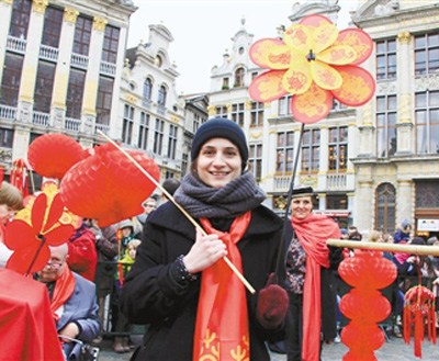 大年初一，比利时布鲁塞尔举办“欢乐春节”盛装巡游活动。图为当地一名年轻人参与巡游活动。本报记者 任 彦摄