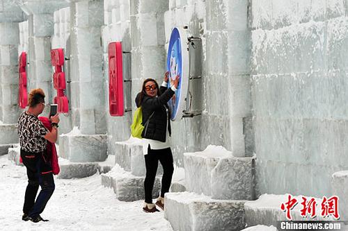 1月28日，辽宁沈阳，游客在冰雪大世界游玩。<a target='_blank' href='http://www.chinanews.com/'>中新社</a>记者 于海洋 摄