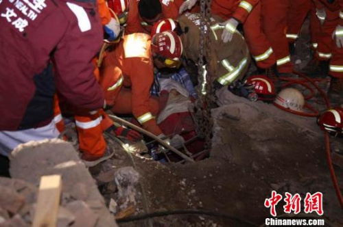 浙江文成63岁老人被困14余小时后获救。　张新磊　摄