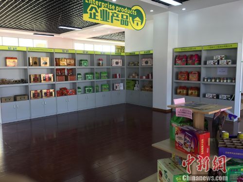 资料图：广西博白县桂果果电商运营中心展示厅展示的当地特色产品。 程春雨 摄