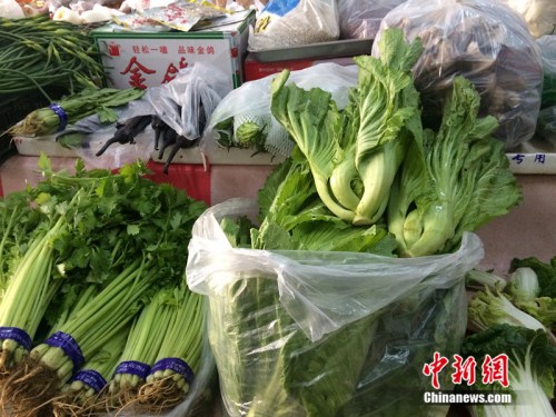 北京某便民超市销售的蔬菜。<a target='_blank' href='http://www.chinanews.com/' ></table>中新网</a> 邱宇 摄