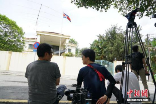 资料图：记者在朝鲜大使馆前