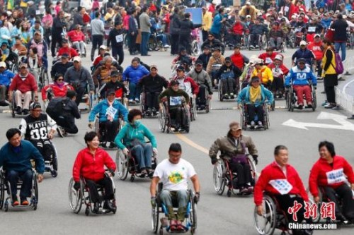 资料图：2016年北京“轮椅大步走”健身运动会。 <a target='_blank' href='http://www.chinanews.com/'></table>中新社</a>记者 富田 摄