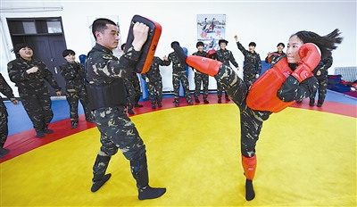 连长胡朝城和指导员李善姗为大家做格斗训练示范。