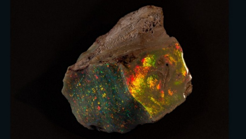 蛋白石原石“澳大利亚之火”。图片来源：南澳大利亚博物馆