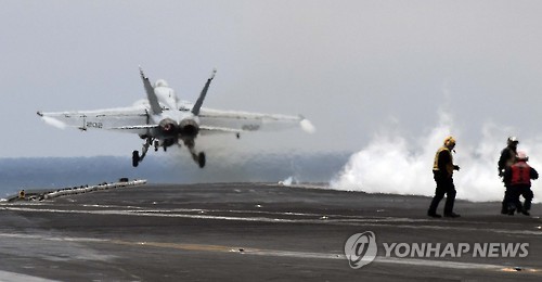 驻韩美军公开“卡尔·文森”号航母参加韩美军演现场