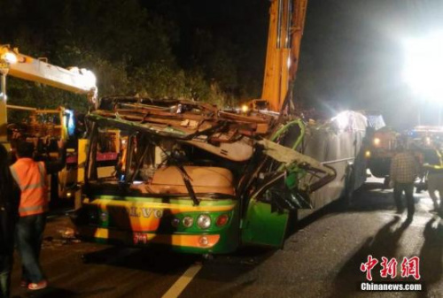 2月13日晚，台湾台北市靠近南港区一带发生游览车翻覆事故。中新社记者 陈小愿 摄