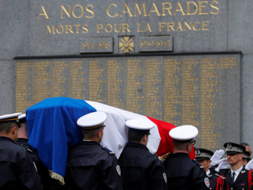 法国为在巴黎香街恐袭案中殉职的警官举行国葬。（图片来源：路透社）