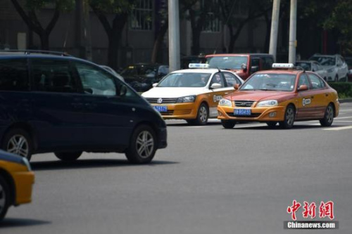 ����ͼ����ʻ��·�ϵĴ�ͳ���⳵��<a target='_blank' href='http://www.chinanews.com/' >������</a>���� ��˶ ��