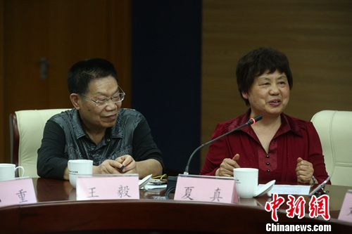 两位作者。主办方供图 两位作者。主办方供图