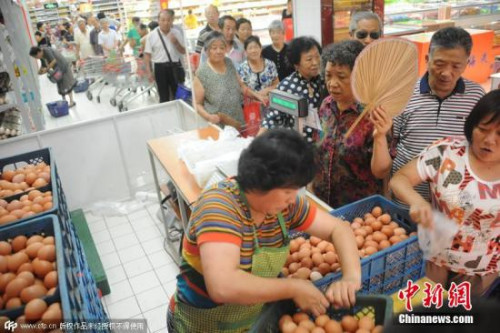 资料图：市民排队抢购鸡蛋。 图片来源：CFP视觉中国