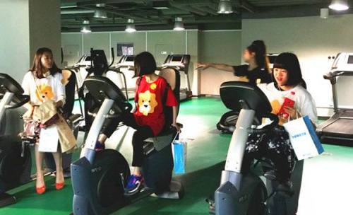 同学们在员工活动中心参观体验 同学们在员工活动中心参观体验