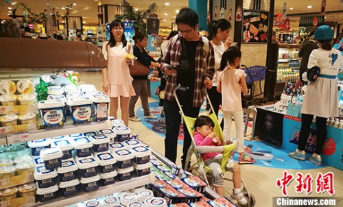 图为成都某超市内父亲带着孩子挑选食品(5月1日拍摄)。 <a target='_blank' href='http://www.chinanews.com/'>中新社</a>记者 刘忠俊 摄 图为成都某超市内父亲带着孩子挑选食品(5月1日拍摄)。 <a target='_blank' href='http://www.chinanews.com/'>中新社</a>记者 刘忠俊 摄