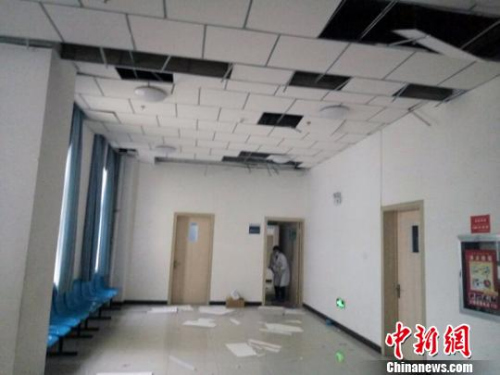 地震致塔县人民医院吊顶受损严重。　王小军 摄