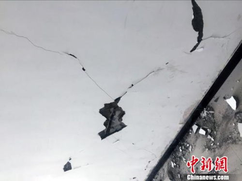 地震致塔县人民医院墙体裂缝。 地震致塔县人民医院墙体裂缝。