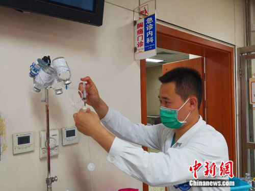 工作中的男护士陈跻民 <a target='_blank' href='http://www.chinanews.com/' >中新网</a>记者 张尼 摄 工作中的男护士陈跻民 <a target='_blank' href='http://www.chinanews.com/' >中新网</a>记者 张尼 摄