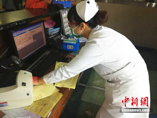 护士李伟正在核对患者的药物 <a target='_blank' href='http://www.chinanews.com/' >中新网</a>记者 张尼 摄 护士李伟正在核对患者的药物 <a target='_blank' href='http://www.chinanews.com/' >中新网</a>记者 张尼 摄
