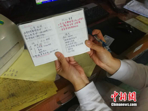 李伟向记者展示自己的笔记本 <a target='_blank' href='http://www.chinanews.com/' >中新网</a>记者 张尼 摄 李伟向记者展示自己的笔记本 <a target='_blank' href='http://www.chinanews.com/' >中新网</a>记者 张尼 摄