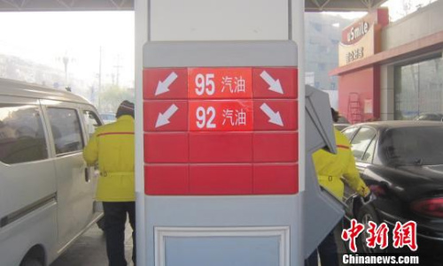 资料图：中国石油一座加油站工作人员张贴清晰的国五油品标识。　胡仁伟 摄