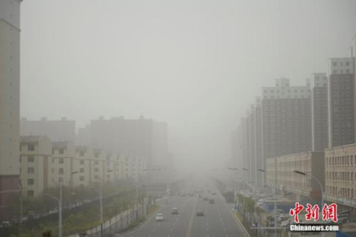 资料图：5月4日，呼和浩特空气严重污染，市内9个监测点的空气质量指数(AQI)均为最严重的500，指数爆表。中新社记者 刘文华 摄