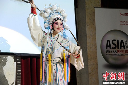 当地时间5月16日,柏林亚太周中国使馆日活动上由成都市呈现的的川剧表演《人间好》。 <a target='_blank' href='http://www.chinanews.com/'>中新社</a>记者 彭大伟 摄 当地时间5月16日,柏林亚太周中国使馆日活动上由成都市呈现的的川剧表演《人间好》。 <a target='_blank' href='http://www.chinanews.com/'>中新社</a>记者 彭大伟 摄
