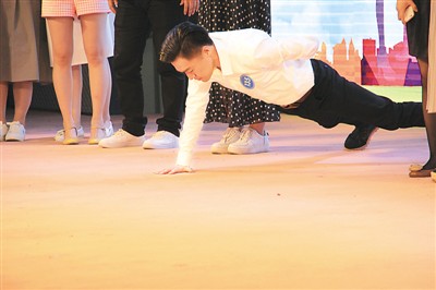 图为一位男嘉宾在表演单手俯卧撑。 图为一位男嘉宾在表演单手俯卧撑。