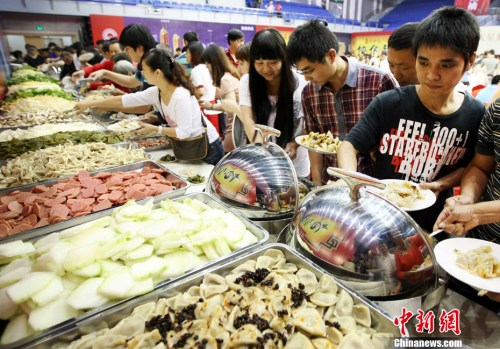 资料图：多位市民正在排队选择麻辣烫菜品。<a target='_blank' href='http://www.chinanews.com/'><p align=
