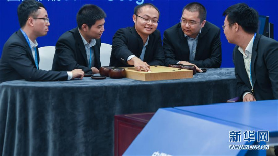五位棋手在讨论 图片来源:新华网 新华社记者徐昱摄 五位棋手在讨论 图片来源:新华网 新华社记者徐昱摄