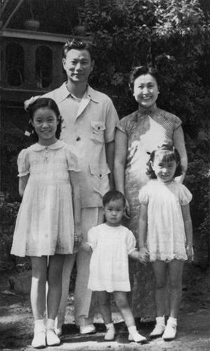 严幼韵一家人在马尼拉布里克斯顿山路15号前。新世界出版社供图 严幼韵一家人在马尼拉布里克斯顿山路15号前。新世界出版社供图