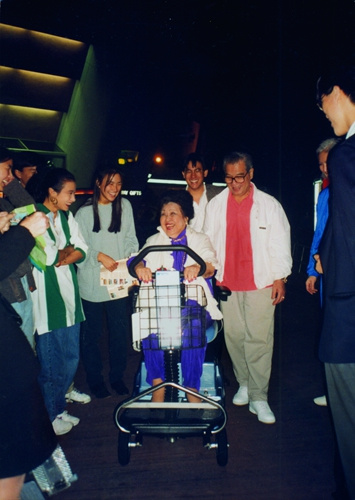 1993年,全部家人一起去迪士尼乐园。新世界出版社供图 1993年,全部家人一起去迪士尼乐园。新世界出版社供图