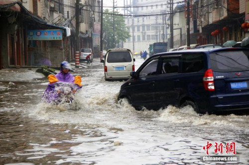  资料图：5月14日夜间至15日清晨，广西遭暴雨侵袭，柳州市部分路段内涝严重。朱柳融 摄
