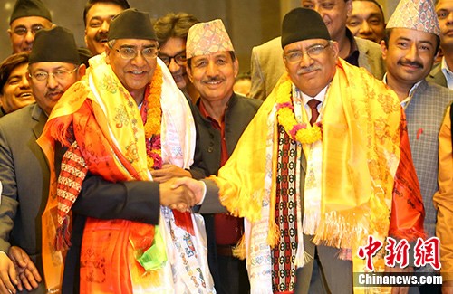 图为谢尔·巴哈杜尔·德乌帕(左)和尼泊尔前总理普拉昌达(右)。<a target='_blank' href='http://www.chinanews.com/'>中新社</a>记者 张晨翼 摄 