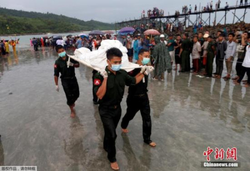图为在缅甸渔村浪弄海滩,救援人员抬着遇难者遗体上岸。 图为在缅甸渔村浪弄海滩,救援人员抬着遇难者遗体上岸。