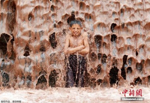 阿富汗孩子在瀑布内消暑
