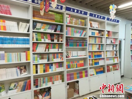 北京某圖書大廈內擺放著琳琅滿目的兒童文學作品，經常會有家長帶著孩子來選書。上官雲 攝
