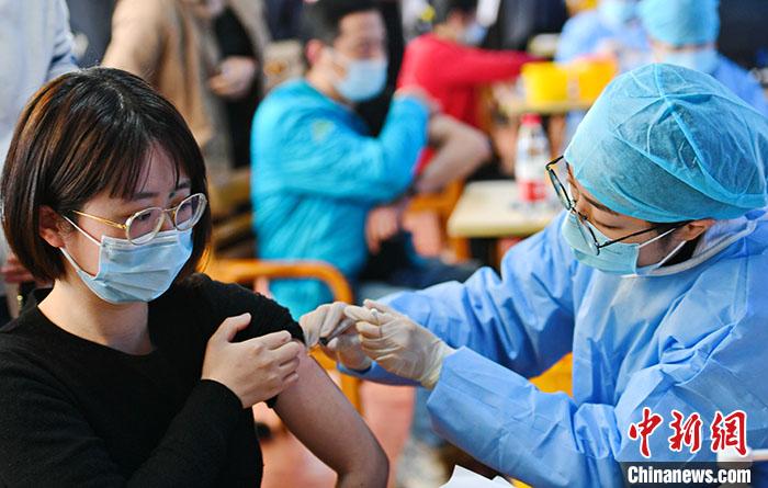 绍兴市越城区启用单日可接种6000剂新冠疫苗方舱接种点