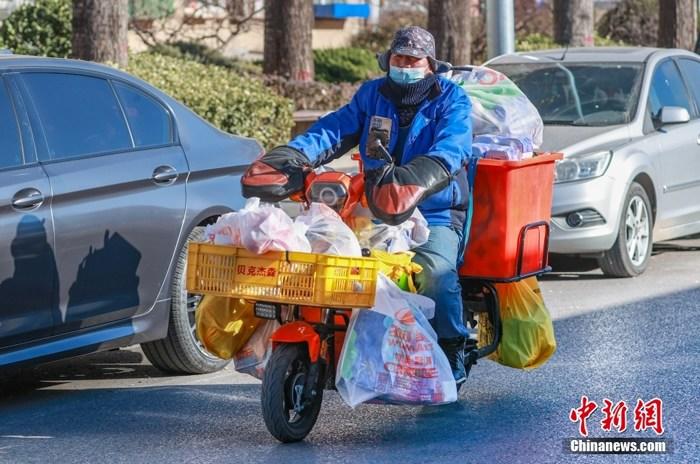 北京：外卖员加紧配送货物