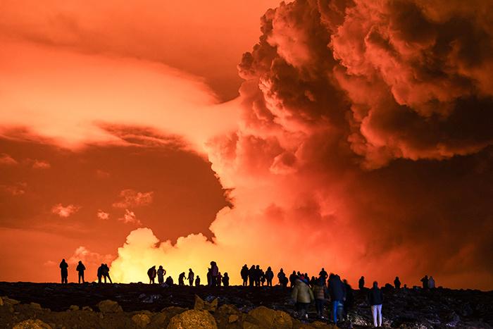 冰岛火山喷发 岩浆映红夜空