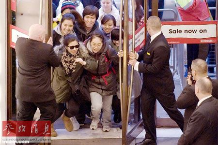 资料图：打折季，商店门前蜂拥而至的中国游客。