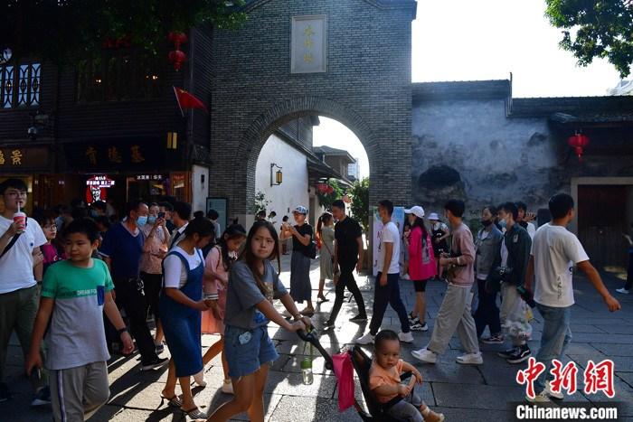 中秋国庆假期中国接待国内游客6.37亿人次